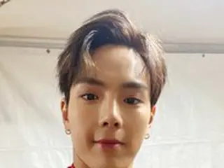 「MONSTA X」ショヌ、セクシーなレッドスーツ姿で「ベストグループ賞」受賞をファンに感謝