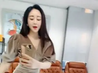 女優ハム・ソウォン、完璧なスタイルに「3日連続で夜食のラーメンを食べた女」