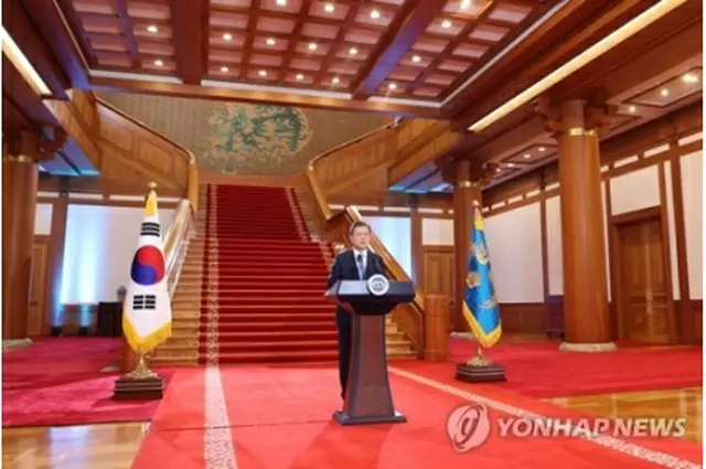 「新年の辞」を述べる文大統領＝１１日、ソウル（聯合ニュース）