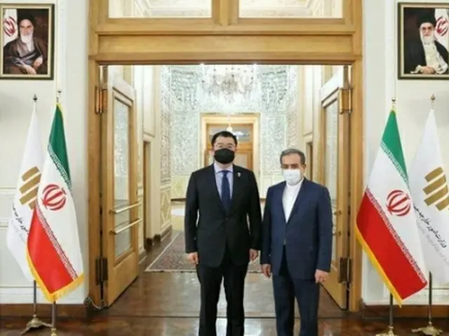 １０日に会談した崔鍾建次官（左）とアラグチ外務次官＝（国営イラン通信＝聯合ニュース）≪転載・転用禁止≫