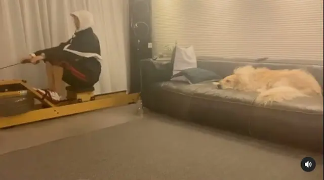【トピック】「CNBLUE」イ・ジョンシン、眠る愛犬の横でトレーニングする様子が話題（画像提供:wowkorea）