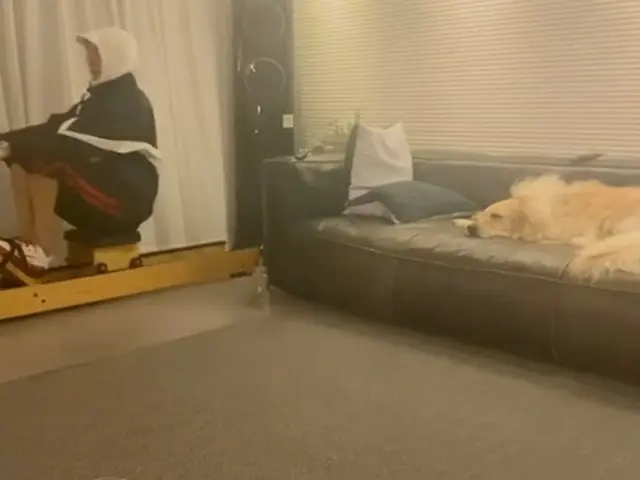【トピック】「CNBLUE」イ・ジョンシン、眠る愛犬の横でトレーニングする様子が話題（画像提供:wowkorea）
