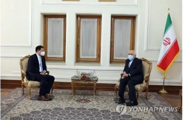 崔鍾建・外交部第1次官（左）は11日、ザリフ外相と面会した（イラン外務省提供）＝（EPA＝聯合ニュース）≪転載・転用禁止≫