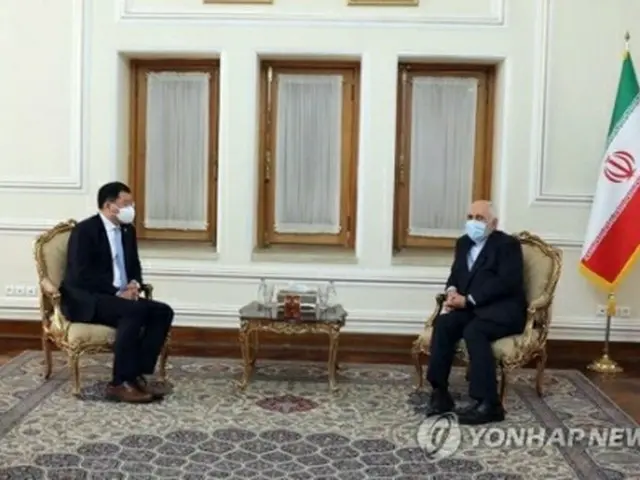 崔鍾建・外交部第1次官（左）は11日、ザリフ外相と面会した（イラン外務省提供）＝（EPA＝聯合ニュース）≪転載・転用禁止≫