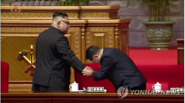 北朝鮮の朝鮮中央テレビは党大会が１２日に閉会したと伝えた。崔竜海（チェ・リョンヘ）最高人民会議常任委員長とあいさつする金総書記（左、同テレビより）＝（聯合ニュース）≪転載・転用禁止≫