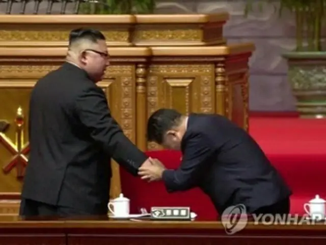 北朝鮮の朝鮮中央テレビは党大会が１２日に閉会したと伝えた。崔竜海（チェ・リョンヘ）最高人民会議常任委員長とあいさつする金総書記（左、同テレビより）＝（聯合ニュース）≪転載・転用禁止≫