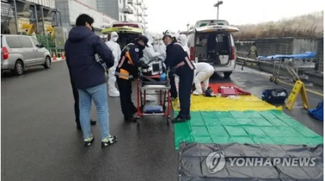 事故現場で救助作業を行う救急隊員（坡州消防署提供）＝（聯合ニュース）≪転載・転用禁止≫