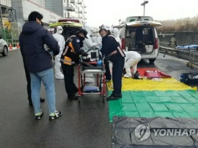事故現場で救助作業を行う救急隊員（坡州消防署提供）＝（聯合ニュース）≪転載・転用禁止≫