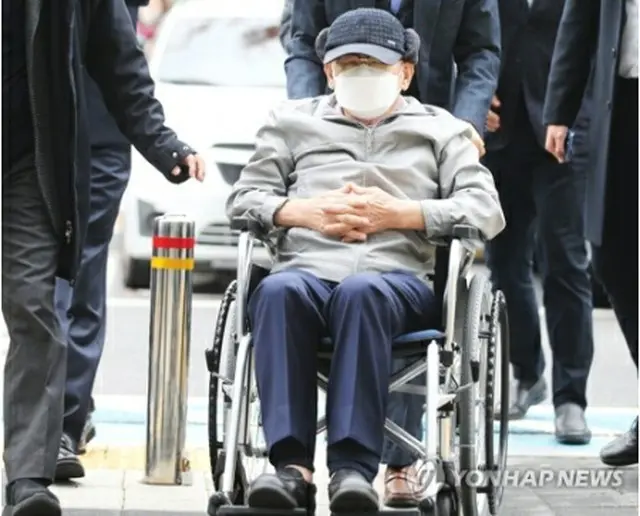 車椅子で出廷するイ被告（資料写真）＝（聯合ニュース）