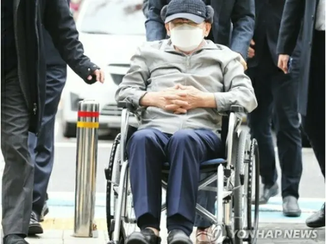 車椅子で出廷するイ被告（資料写真）＝（聯合ニュース）