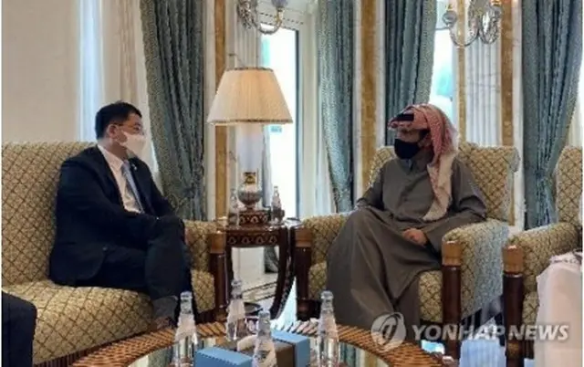 会談する崔次官（左）とムハンマド外相（外交部提供）＝（聯合ニュース）≪転載・転用禁止≫