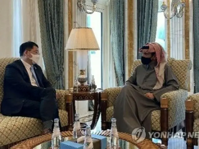 会談する崔次官（左）とムハンマド外相（外交部提供）＝（聯合ニュース）≪転載・転用禁止≫