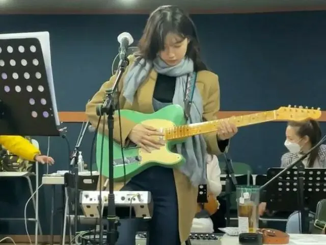 スジ（元Miss A）、10周年記念公演控えてギター練習 ”女神ビジュアル”（画像提供:wowkorea）