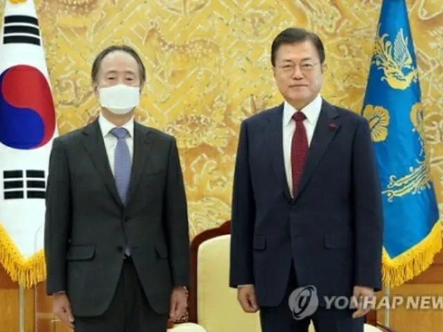 文大統領（右）と冨田氏（青瓦台提供）＝１４日、ソウル（聯合ニュース）≪転載・転用禁止≫