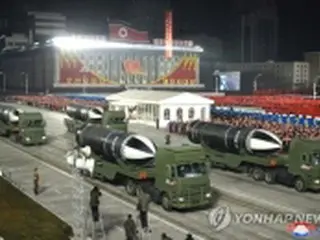 北朝鮮で党大会記念の軍事パレード　金正恩氏が閲兵