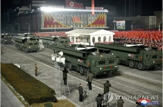 朝鮮中央通信は15日、第8回朝鮮労働党大会を記念して14日に平壌で軍事パレードを実施したと報じた。新型とみられるSLBMも登場した＝（朝鮮中央通信＝聯合ニュース）≪転載・転用禁止≫