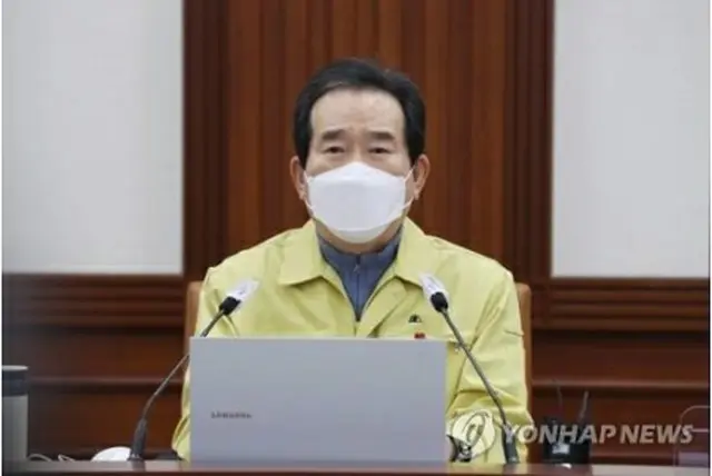 中央災難安全対策本部の会議を主宰する丁首相＝１７日、ソウル（聯合ニュース）