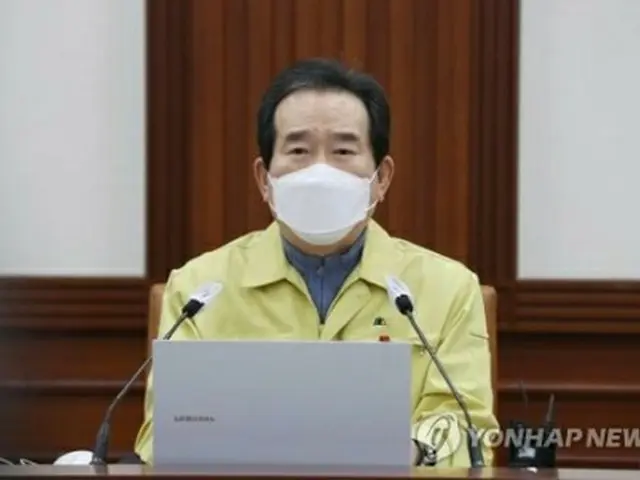 中央災難安全対策本部の会議を主宰する丁首相＝１７日、ソウル（聯合ニュース）