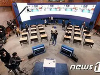 文大統領、今日初めての「オン・オフ新年記者会見」…リハーサルだけで4回の「緊張」