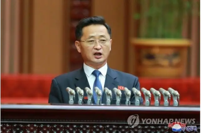 朝鮮中央通信は最高人民会議が17日に平壌の万寿台議事堂で開催されたと報じた。発言する金徳訓首相＝（朝鮮中央通信＝聯合ニュース）≪転載・転用禁止≫