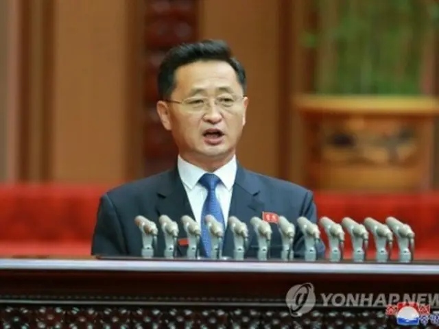 朝鮮中央通信は最高人民会議が17日に平壌の万寿台議事堂で開催されたと報じた。発言する金徳訓首相＝（朝鮮中央通信＝聯合ニュース）≪転載・転用禁止≫