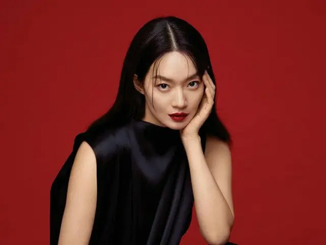 女優シン・ミナ、強烈なレッドリップで個性的な美しさ健在(画像提供:wowkorea)