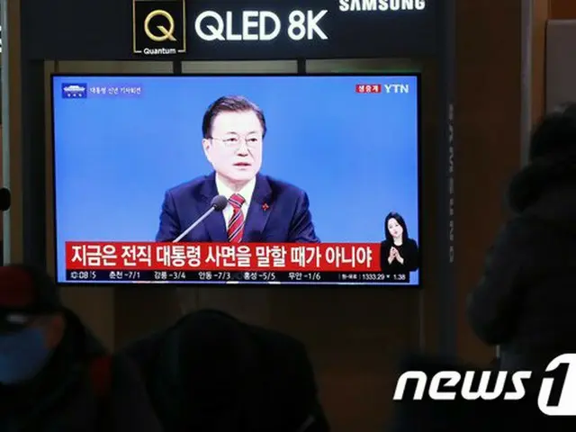 18日 韓国ソウル駅の待合室のテレビで放送されている、文在寅 韓国大統領の新年記者会見（画像提供:wowkorea）