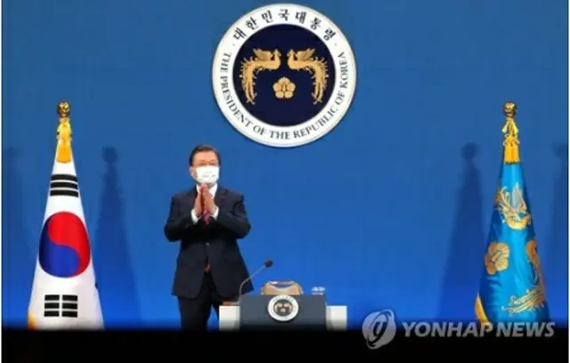 記者会見に臨む文大統領＝18日、ソウル（聯合ニュース）