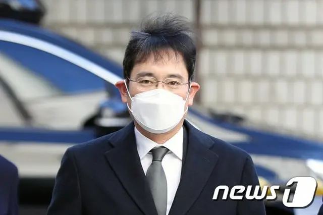 サムスン電子副会長、差し戻し審のため裁判所に到着…取材陣の問いかけには答えず（画像提供:wowkorea）
