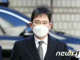 サムスン電子副会長、差し戻し審のため裁判所に到着…取材陣の問いかけには答えず