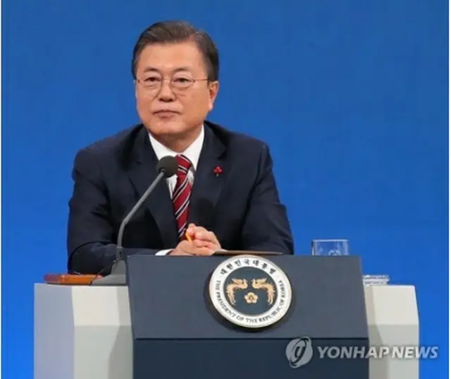 記者会見を行う文大統領＝18日、ソウル（聯合ニュース）