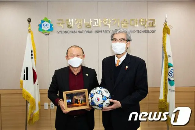 パク・ハンソ監督、慶南科学技術大学が名誉経営学博士号を授与（画像提供:wowkorea）