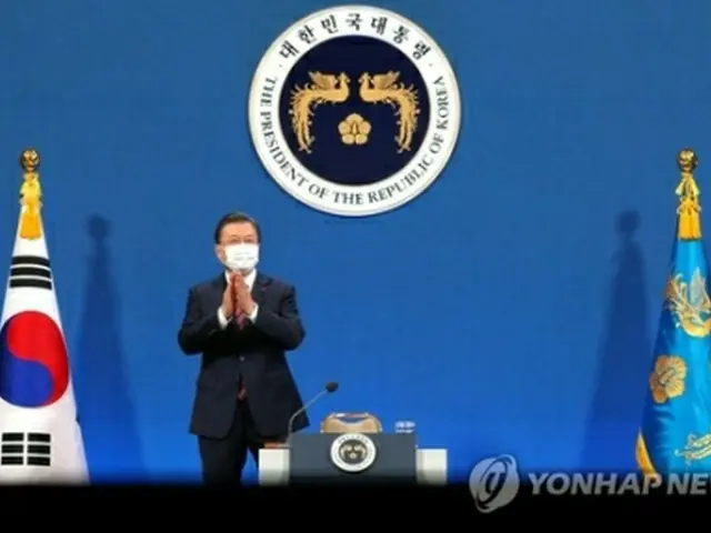 記者会見に臨む文大統領＝１８日、ソウル（聯合ニュース）