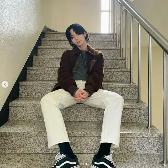 「SHINee」キー、雑誌の1コマのような日常生活を公開＝SMエンタの階段で写真撮影（画像提供:wowkorea）