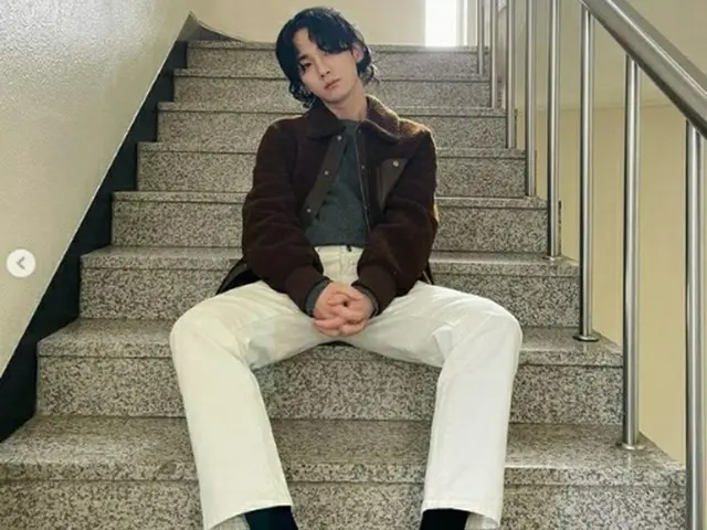 「SHINee」キー、雑誌の1コマのような日常生活を公開＝SMエンタの階段で写真撮影（画像提供:wowkorea）