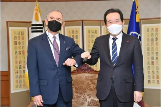 ハリス駐韓米大使（左）の表敬を受けた丁首相（国務総理室提供）＝（聯合ニュース）≪転載・転用禁止≫
