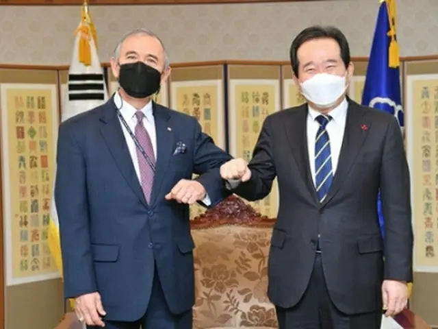 ハリス駐韓米大使（左）の表敬を受けた丁首相（国務総理室提供）＝（聯合ニュース）≪転載・転用禁止≫