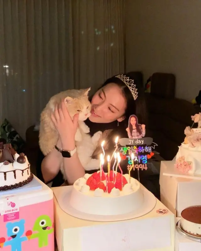 「KARA」出身の知英（ジヨン）、昨日（1/18）誕生日を迎え愛猫とツーショット…「私は私らしく生きている」（画像:知英インスタグラム）