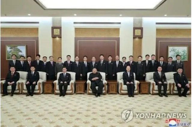 内閣幹部らと記念撮影する金総書記（朝鮮中央通信より）＝（聯合ニュース）