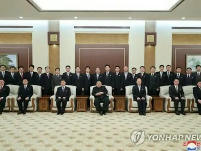 内閣幹部らと記念撮影する金総書記（朝鮮中央通信より）＝（聯合ニュース）