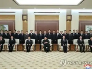 金正恩氏　選出された党・内閣幹部と記念撮影＝「人民」強調