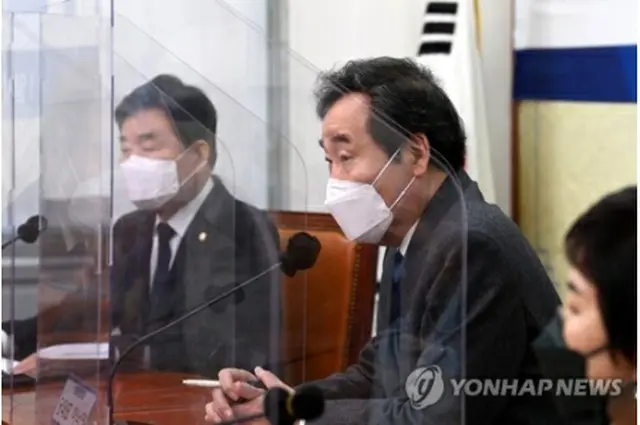 国会で開かれた党会議であいさつする李氏＝１９日、ソウル（聯合ニュース）