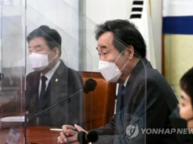 国会で開かれた党会議であいさつする李氏＝１９日、ソウル（聯合ニュース）