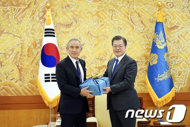 離任するハリス米大使に安東焼酎の贈り物＝文在寅大統領（画像提供:wowkorea）