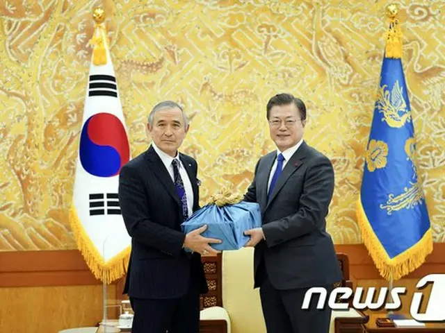 離任するハリス米大使に安東焼酎の贈り物＝文在寅大統領（画像提供:wowkorea）