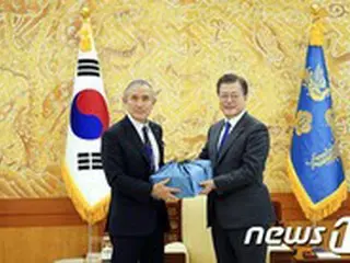 離任するハリス米大使に安東焼酎の贈り物＝文在寅大統領