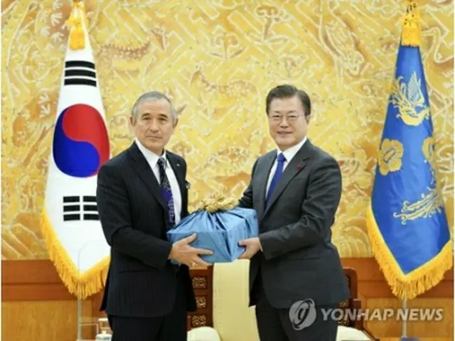ハリス駐韓米大使（左）に安東焼酎を手渡す文大統領（青瓦台提供）＝（聯合ニュース）≪転載・転用禁止≫
