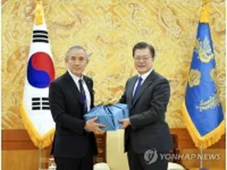 文大統領　離任の駐韓米大使に韓国伝統酒贈る