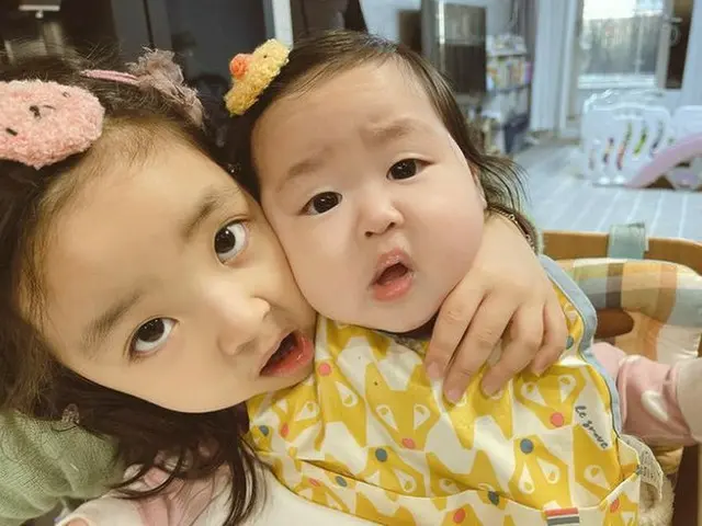 女優イ・ユンジ、愛娘ラニ×ソウル姉妹を公開…ママとパパにそっくりなビジュアル（画像提供:wowkorea）