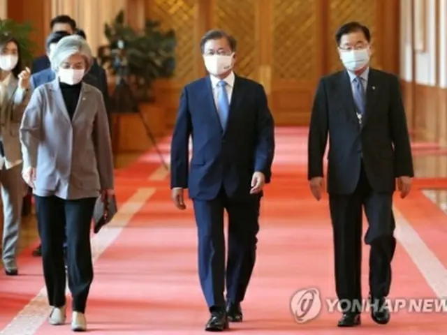 康京和氏（左）と鄭義溶氏（右）＝（聯合ニュース）